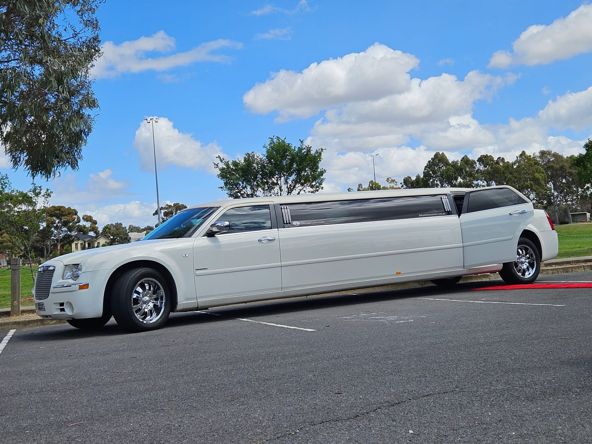 Luxe Line Limos Chrysler limousine